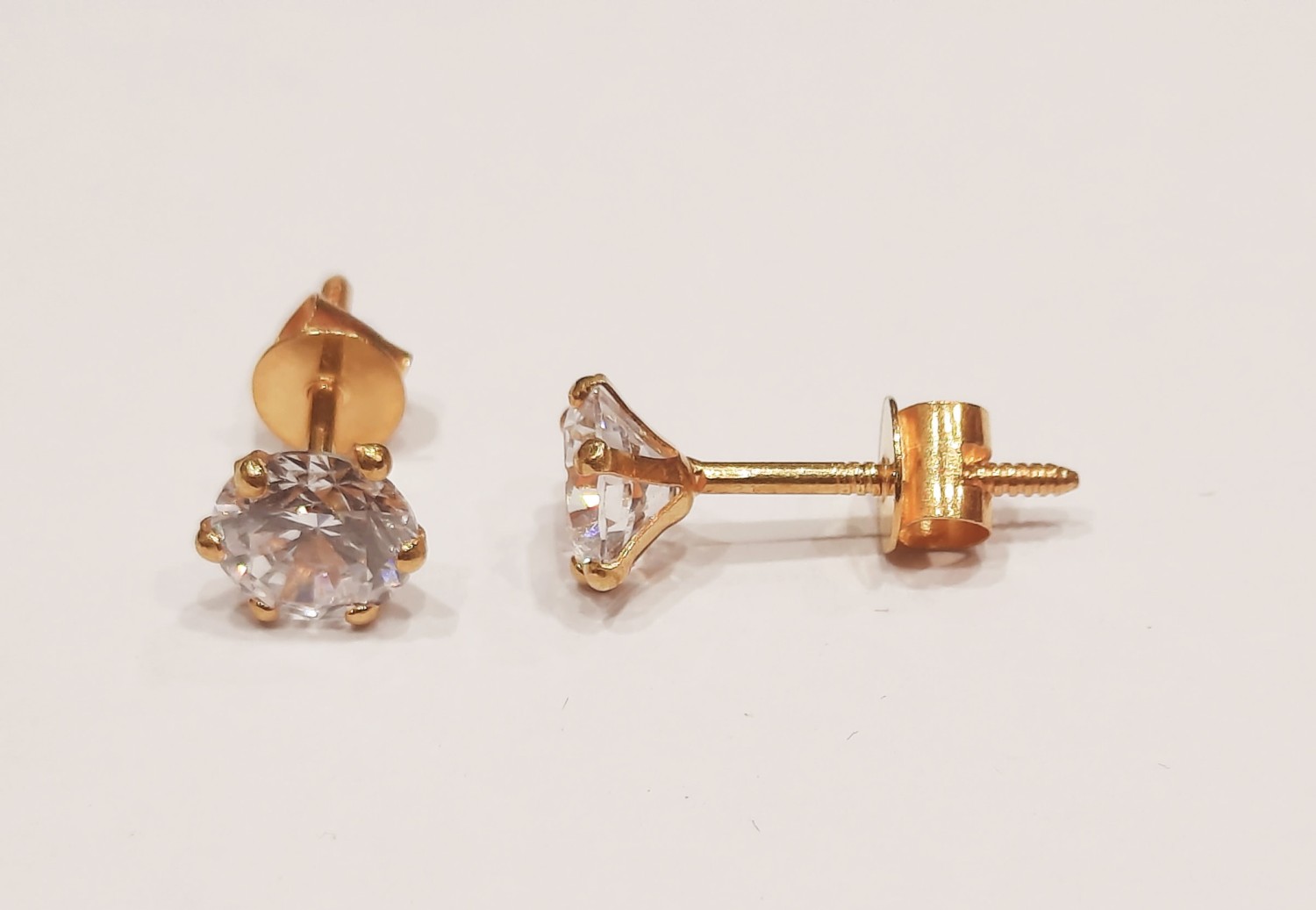 18k Pure single stone Studs